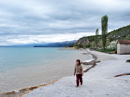 孩子光玩手機不寫作業怎么辦