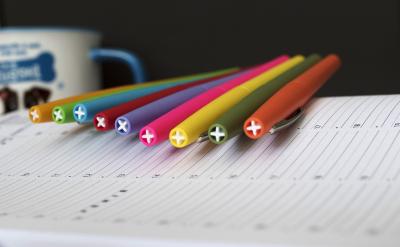 王老師并不建議普通學生練習難題,他認為更...