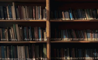 這個時期的年輕人愛打扮得與別人不一樣,愛...