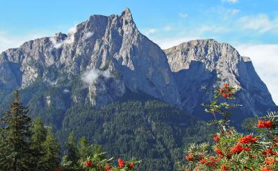 其次,我采用鼓勵為主、批評為輔的教育方法。我盡量多花時間和孩子共度,通過表揚和鼓勵來增強他的自信心,而減少批評和指責。我們都知道,每個人都有惰性,孩子喜歡玩耍是天性,我們大人也不例外。工作了一天,我們也想放松一下,和朋友打打牌、聊聊天。