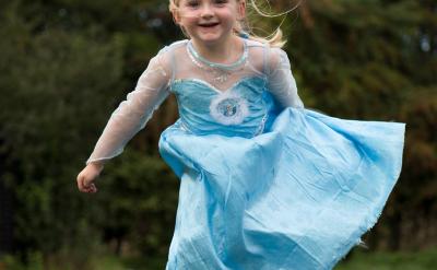 說得很熱鬧,但各說各的,沒有互動,兩個自...