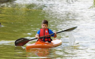 1. 以身作則:孩子們往往會(huì)模仿大人的行為...