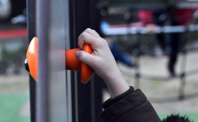 10. 友誼就像旱地里的清泉,滋潤著我們干枯...