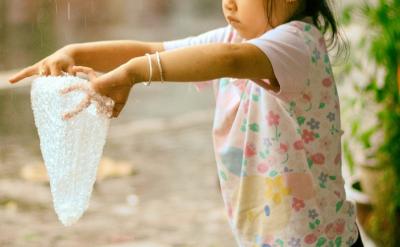 父母對孩子的愛,不僅僅是提供物質上的滿...