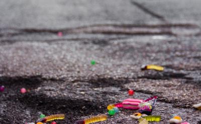 茶色玻璃能反射一部分光,還會吸收一部分光...