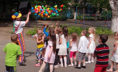 其次,家長要盡可能支持孩子。當孩子遇到困...