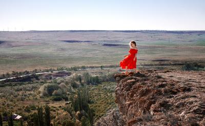 答案:《勇敢挑戰(zhàn),綻放精彩人生》。理由:...