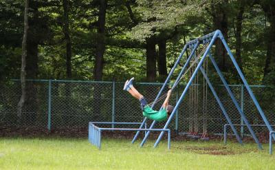 環境擁擠嘈雜,卻處處透著現世安穩的能量。...