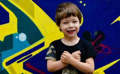 不論是否帶孩子出門,都要遵守交通規(guī)則。平...